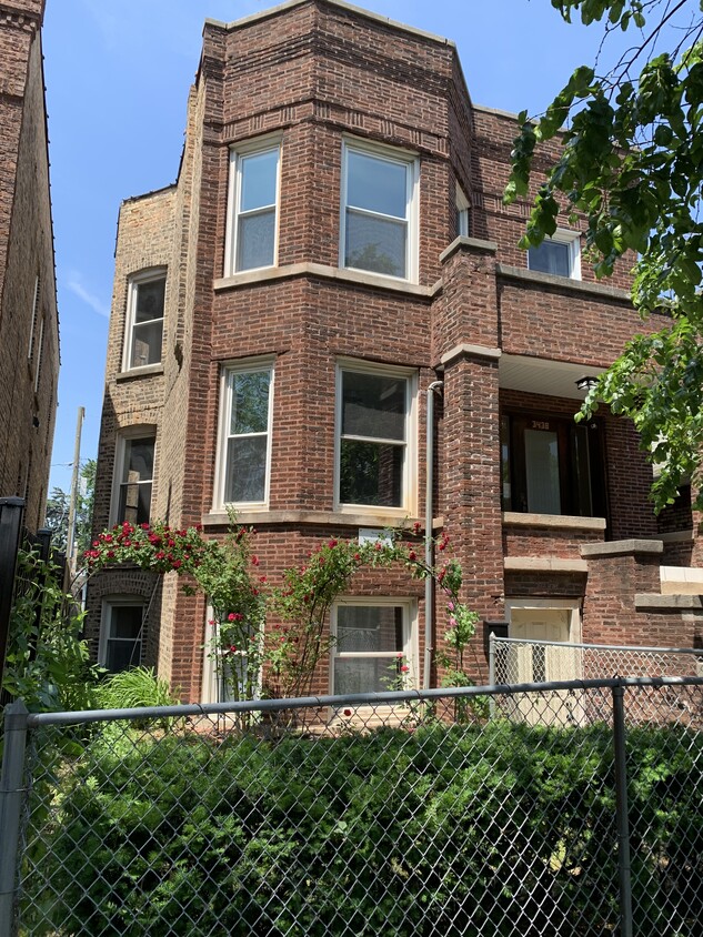 Foto principal - 3438 N Ridgeway Ave