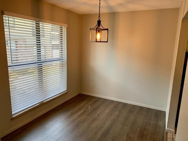 Building Photo - 2825 SW Prairie Rd #29