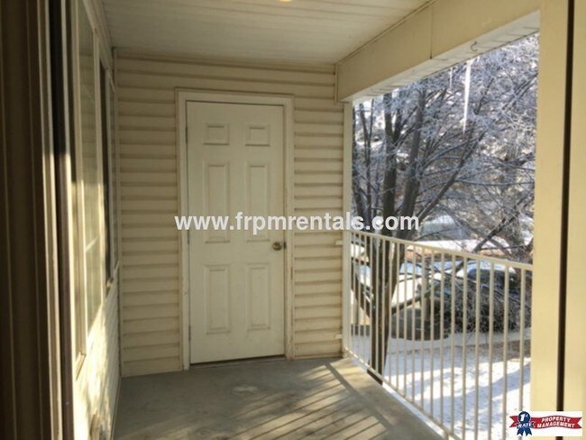 Building Photo - Large 2 Bed 2 Bath Upper Level Apartment