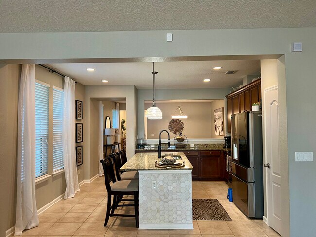 Foto del edificio - 700 Briar View Dr