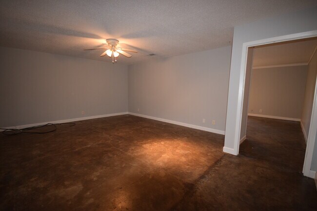 Building Photo - Spacious Home with Large Fenced Yard