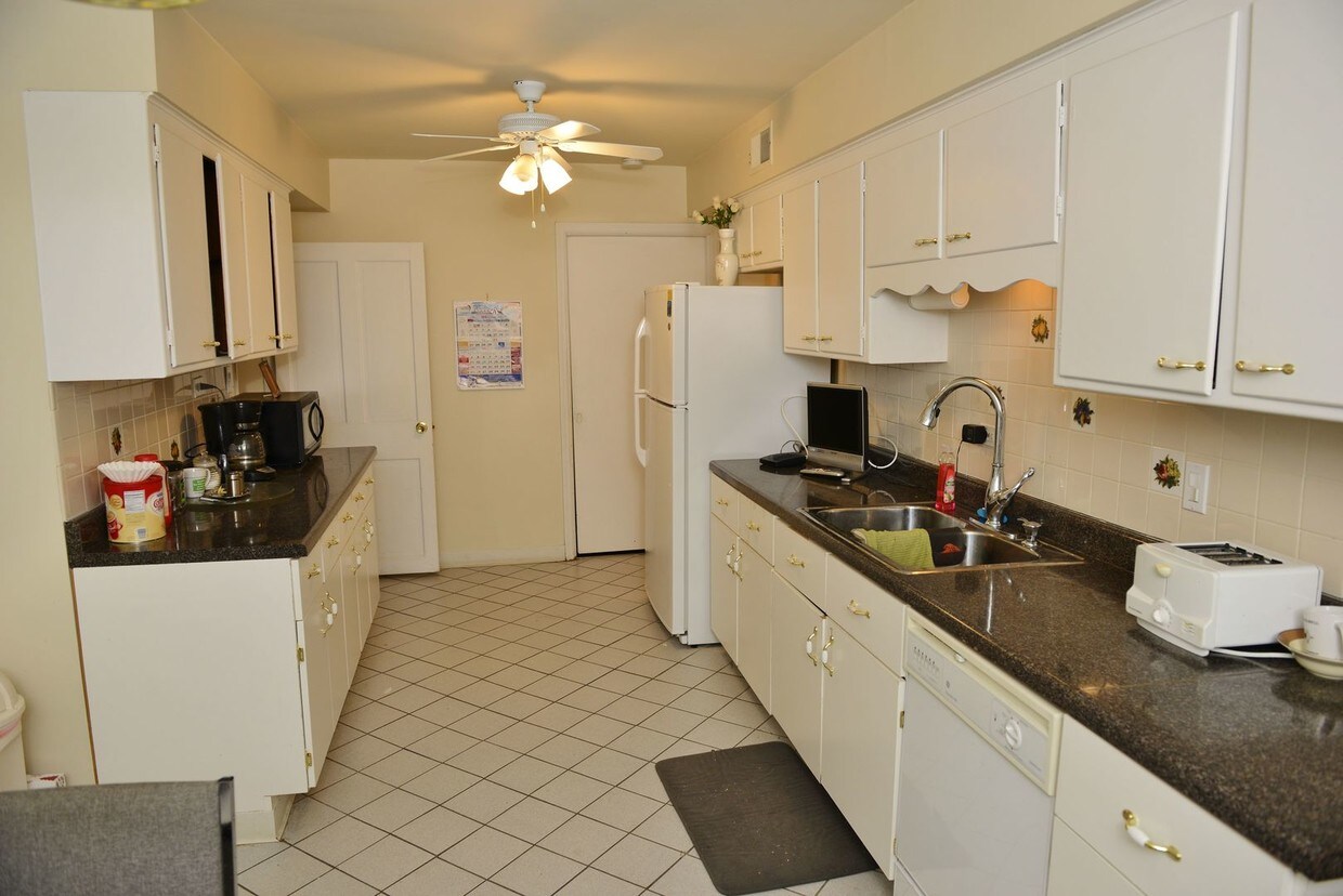 4039 Main St, Skokie, IL 60076 Townhouse for Rent in Skokie, IL