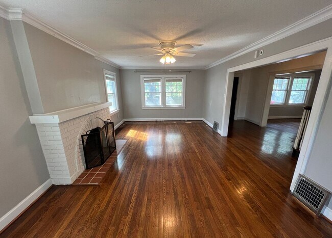 Building Photo - Charming 3-Bed Home Near Loose Park & Plaza!