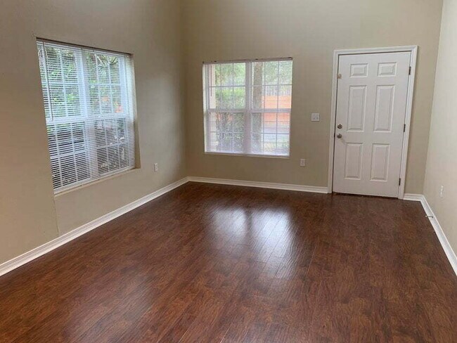 Building Photo - "Spacious 4-Bed Townhouse in Fort Walton B...