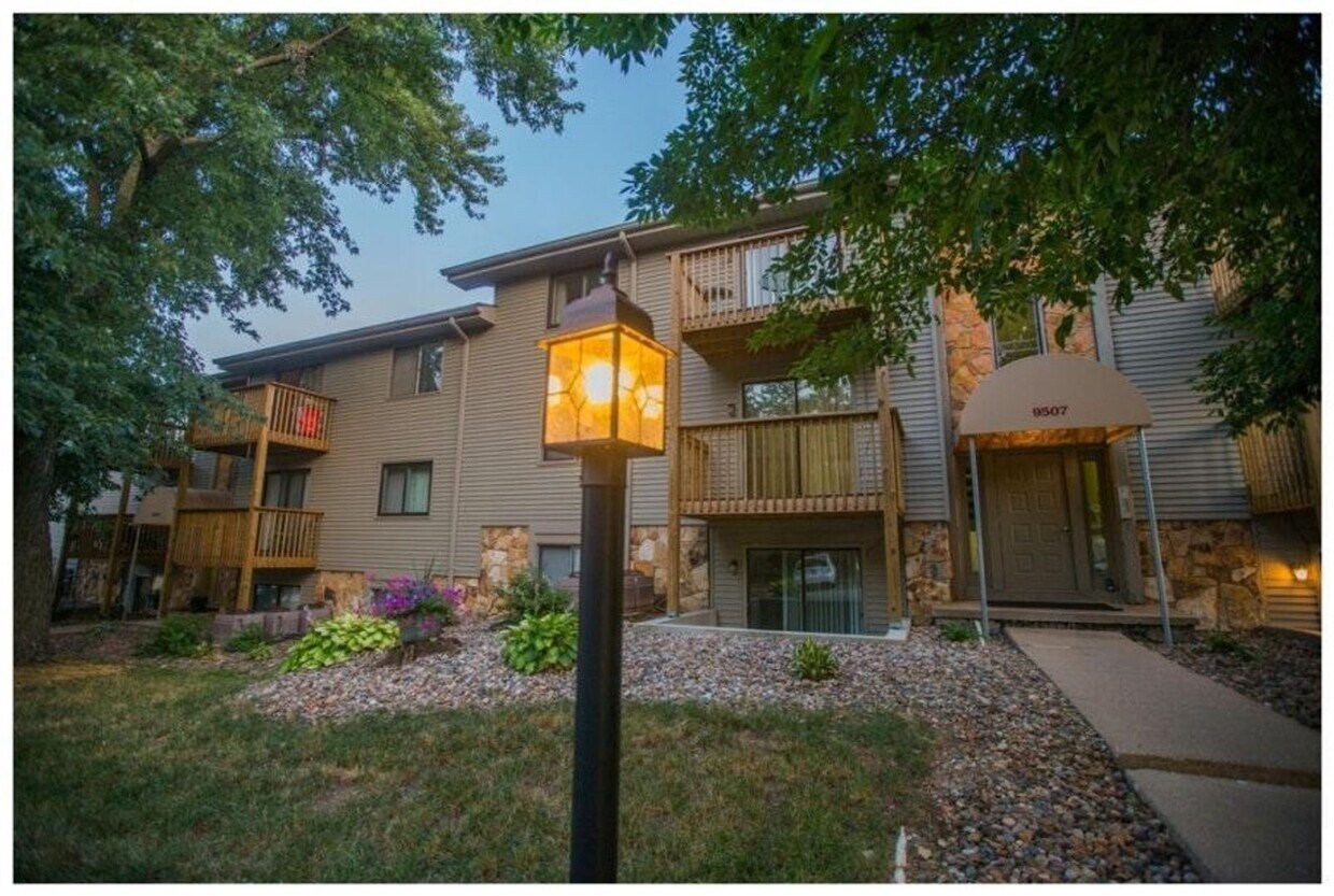 Foto del edificio - Cornerstone Management LLC (9517 university #20)