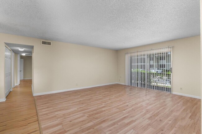 Building Photo - 707 Gardens Dr
