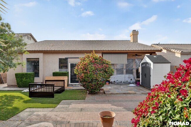 Foto del edificio - 971 N Santa Anna Pl