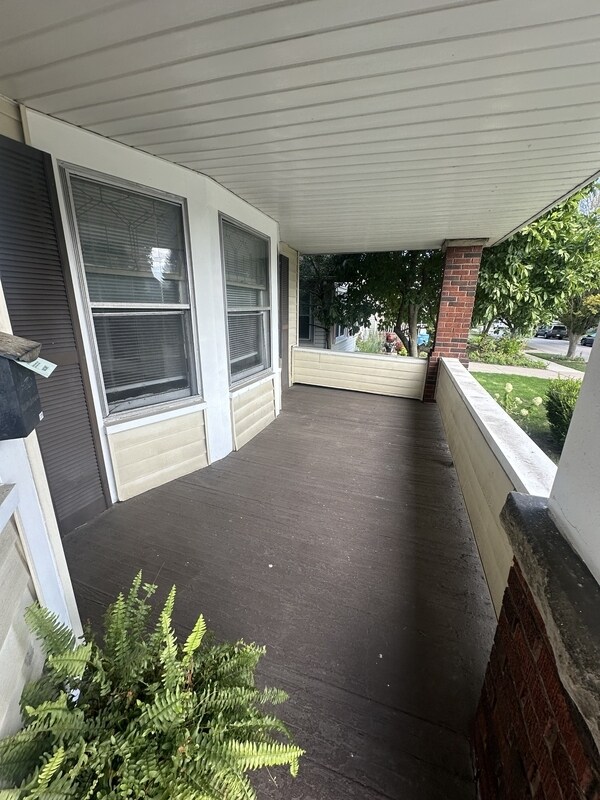 Foto del edificio - 2228 Wyandotte Ave