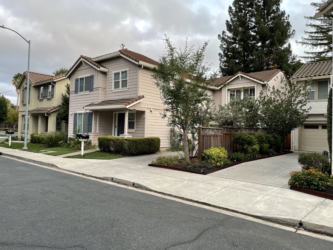 Primary Photo - 320 Parnell Ct