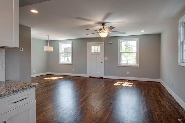 Building Photo - "Charming 3-Bed, 3-Bath Gem on Booker Stre...