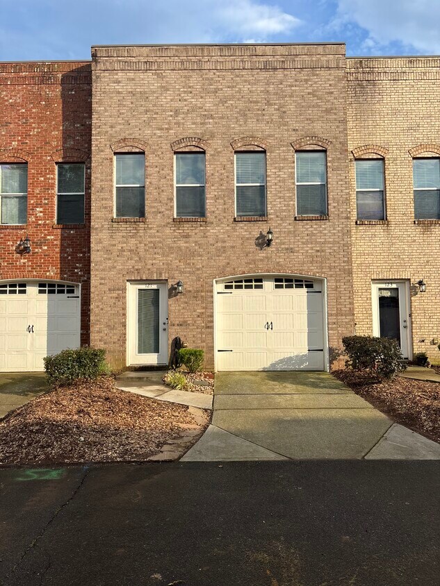 Foto principal - 121 Riverwatch Ct