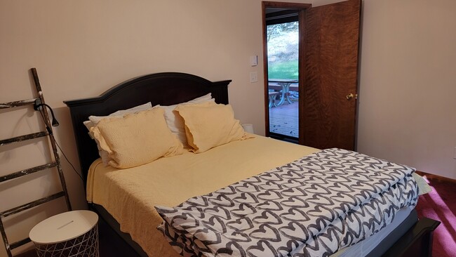 Foto del edificio - 221 Iroquois Cir