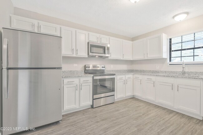 Building Photo - 2811 Loran Dr E