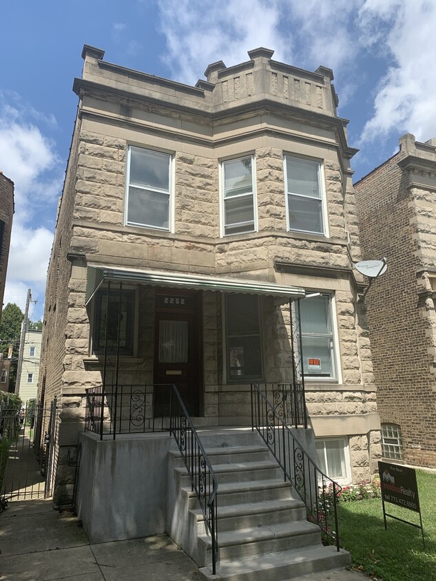 Primary Photo - 2252 W Leland Ave