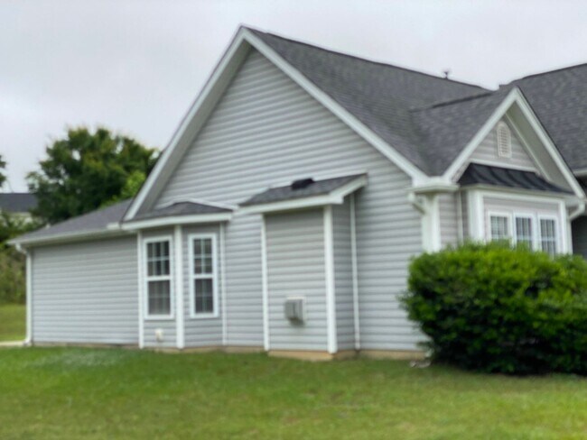 Building Photo - 4 bedroom with garage home in Fuquay Varina