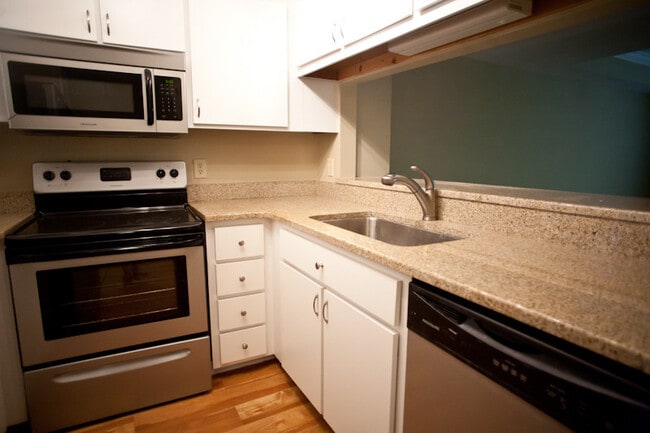 Foto del edificio - Renovated 4BR town house apartment a few b...