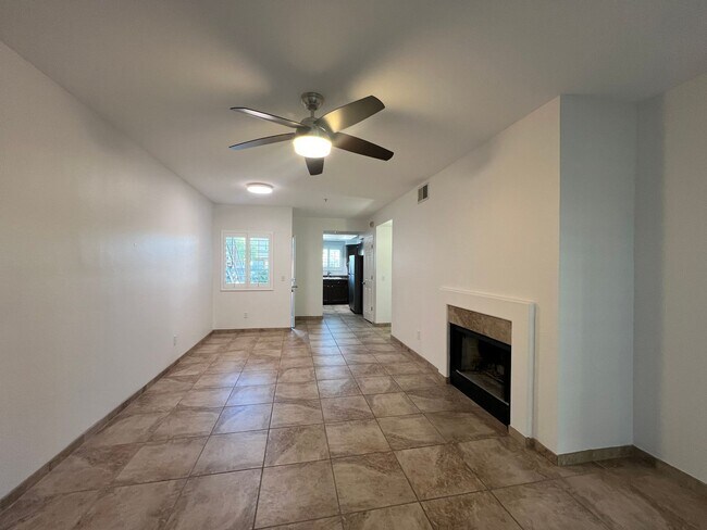 Foto del edificio - 9450 E Becker Ln