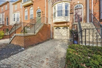Building Photo - 2409 Simpkins Farm Dr