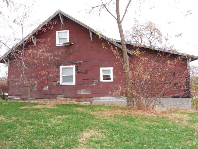 Building Photo - 3 bedroom 1 bath home with large yard