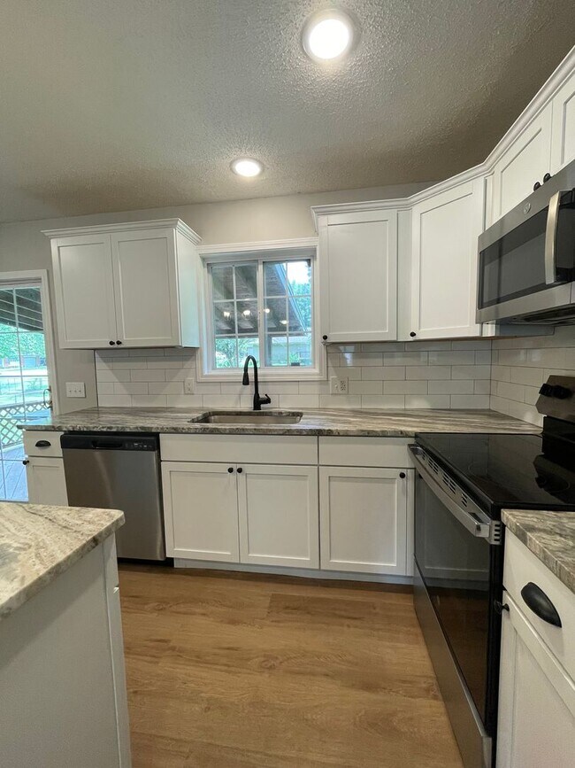 Foto del edificio - Great Location 3 bedroom 1 bath 1car garage