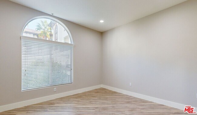 Foto del edificio - 6240 W 3rd St