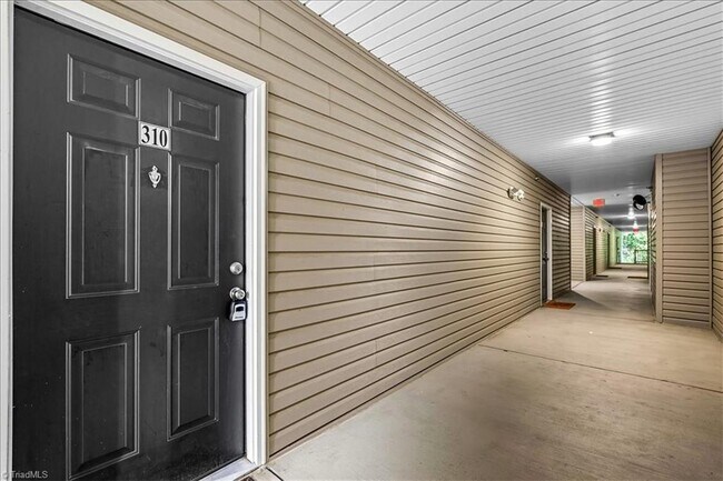 Foto del edificio - 7104 W Friendly Ave