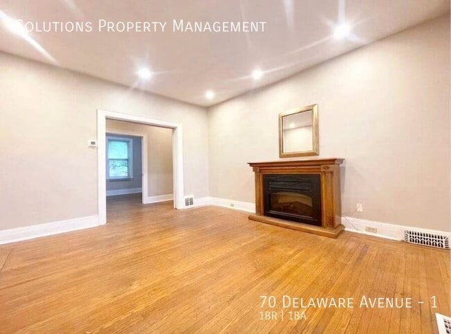 Building Photo - **Beautiful & Bright Updated 1 Bedroom Mai...