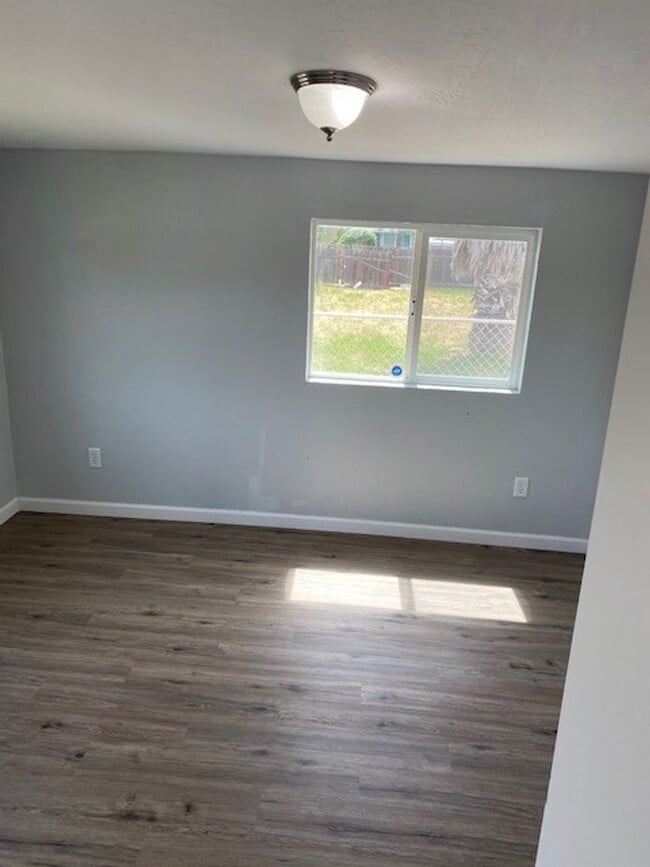 Building Photo - Fully Remodeled 2 bedroom and 1 bath home!