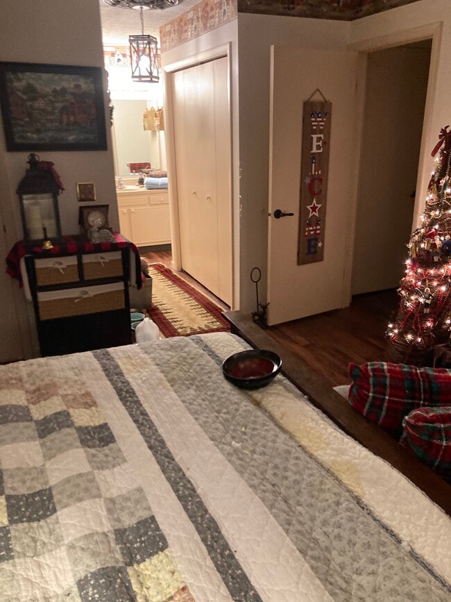 Building Photo - 821 1/2 Red Oak Trail