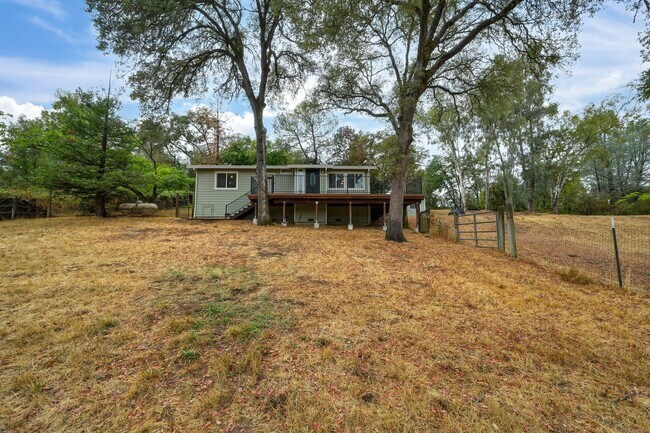 Building Photo - Country living close to town