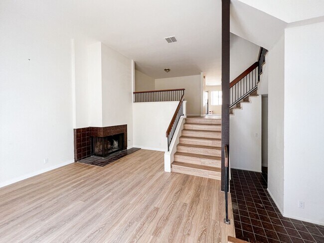 Foto del edificio - Beautifully Updated 3 Bed, 2.5 Bath La Jolla Townhome – Bright, Spacious, & Perfectly Located!