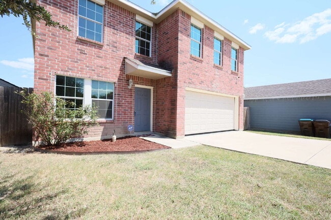 Building Photo - Spacious 4-bedroom, 2.5-bath home with 2,3...