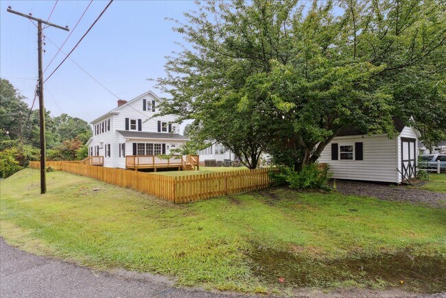 Foto del edificio - 4BR Historic Yorktown Home | Updated Kitchen & Baths | Near Yorktown Beach