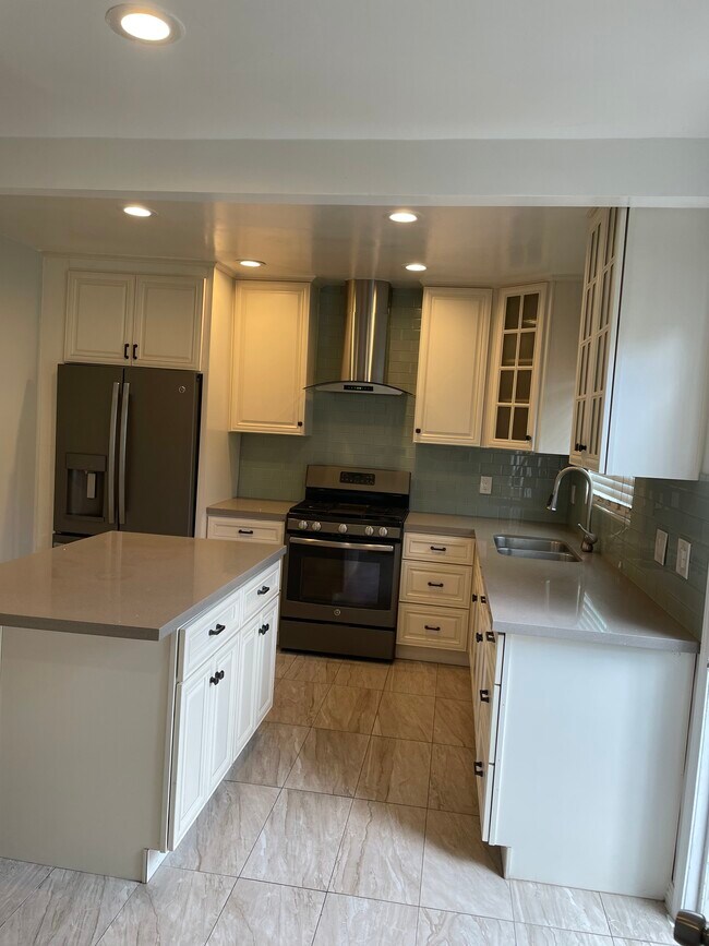 Kitchen - 300 W Hillsdale St
