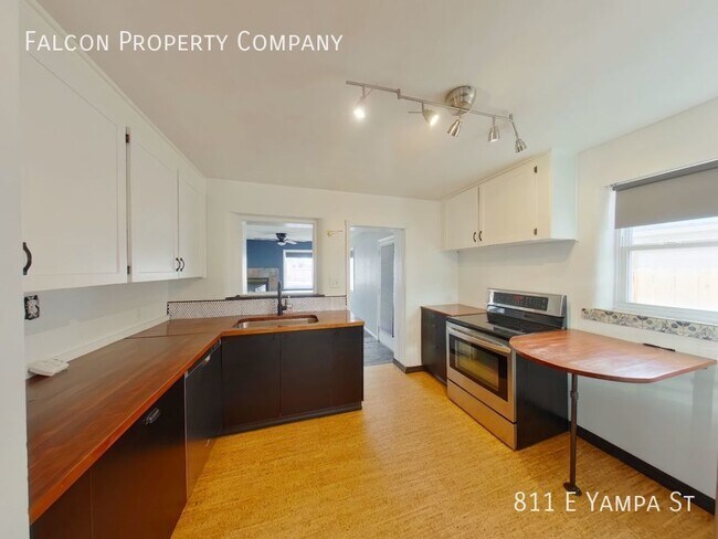 Building Photo - Inviting Downtown Home! - Available Februa...