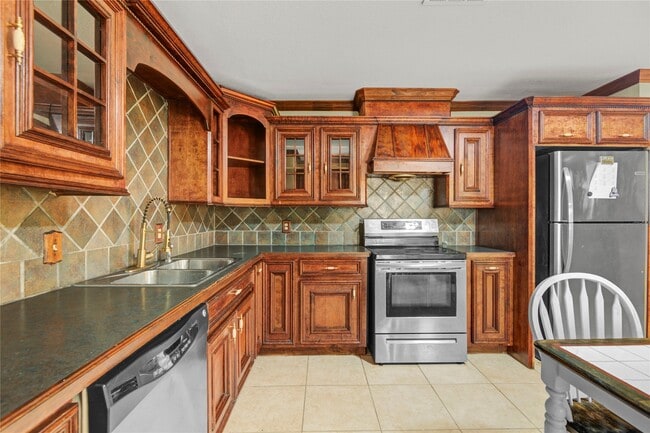 Building Photo - 8565 Ridgepoint Dr