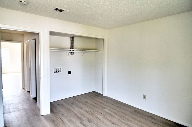 Foto del edificio - 9419 Olde Towne Row