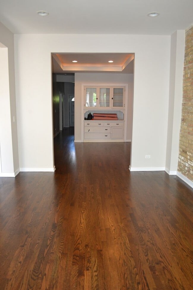 Building Photo - 3342 W Beach Ave