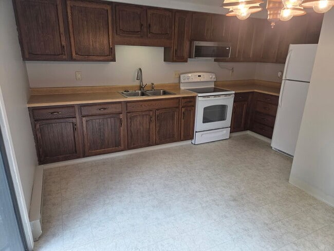 Building Photo - 2 bedroom townhome.