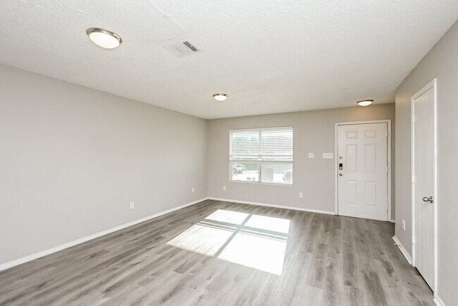 Foto del edificio - 8304 Cutter Hill Ave