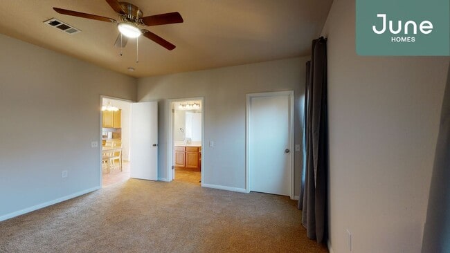 Building Photo - Queen room in 5-bed/2.0-bath Home