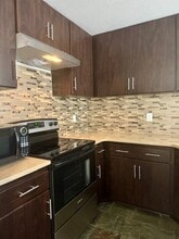 Building Photo - 123 N Villa Way