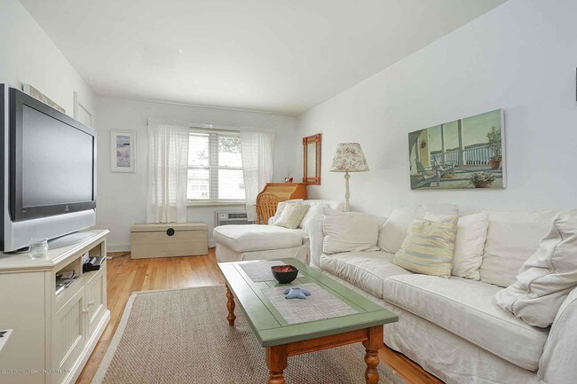 Building Photo - 31 Cedar Ave