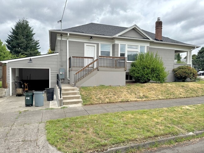 Building Photo - Montavilla Massive 2 Bedroom on Corner Lot...
