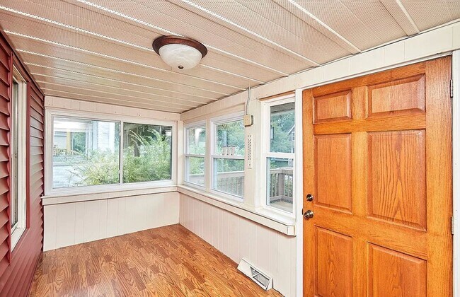 Building Photo - Downtown Bungalow