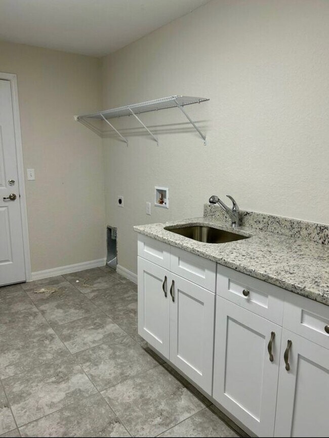 Foto del edificio - GORGEOUS 3BR/2BA Summerfield Home Convenie...