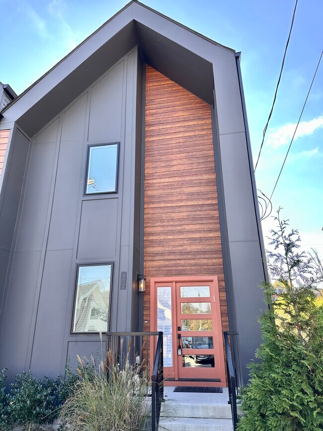 Building Photo - 602 Newhall Dr
