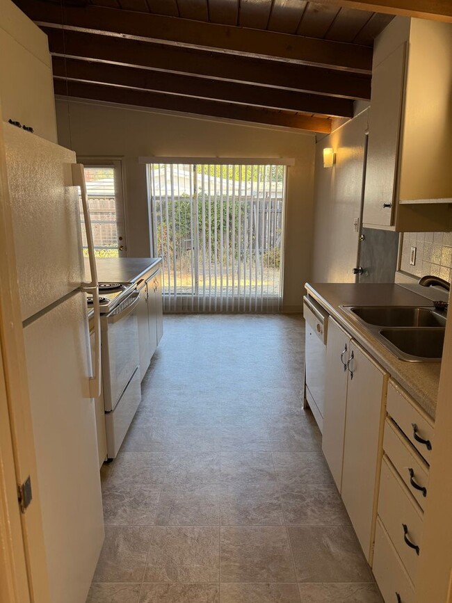 Building Photo - Charming Pet Friendly 3-Bedroom in Quiet C...