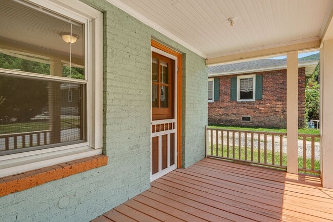 Building Photo - Charming 1930s Shotgun Duplex – Updated Bath, Walk-In Pantry, Water Included