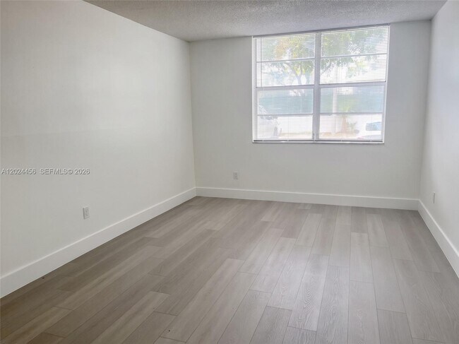 Foto del edificio - 484 NW 165th St
